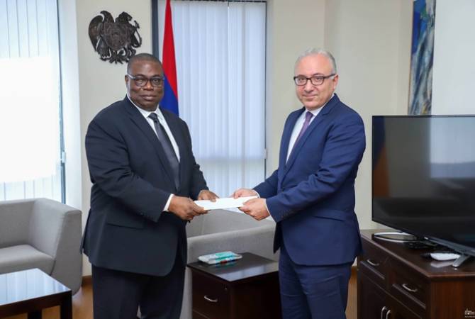 Посол Бенина вручил копии верительных грамот замглаве МИД Армении


