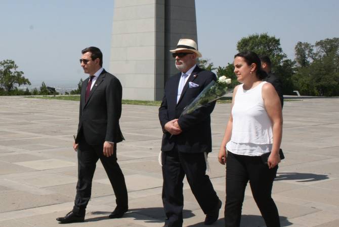 New Ambassador of Israel visits Armenian Genocide Memorial in Yerevan
