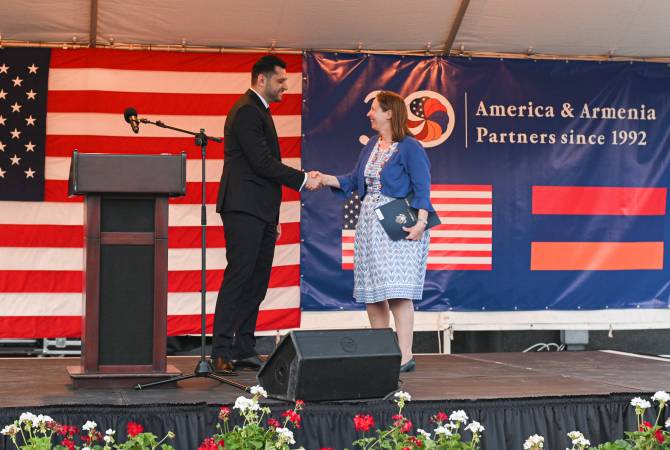 Ermenistan Başbakan Yardımcısı, ABD'nin bağımsızlığının yıldönümüne adanan kutlama törenine 
katıldı