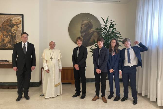 أغنى رجل بالعالم والرئيس التنفيذي لشركة تيسلا إيلون ماسك يقابل قداسة البابا فرانسيس في 
الفاتيكان والحديث عن المستقبل