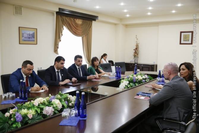 عمدة يريفان هراتشيا سركيسيان يستقبل الرئيس الإقليمي لبنك الاستثمار الأوروبي ماتشي تشورا