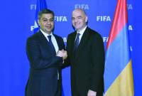 رئيس اتحاد كرة قدم أرمينيا آرتور فانيتسيان يلتقي في زيوريخ رئيس الفيفا جياني إنفانتينو