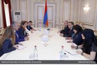 رئيس برلمان أرمينيا آرا بابلويان يسقبل وفد برئاسة رئيسة مجموعة الصداقة البرلمانية السورية-الأرمينية 
نورا آريسيان 