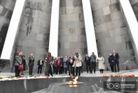 أعضاء من الكونغرس الأمريكي يزورون نصب  تسيتسريناكابيرد في يريفان ويكرّمون ذكرى ضحايا الإبادة 
الأرمنية