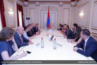 رئيس برلمان أرمينيا آرارات ميرزويان يستقبل الوفد الذي يرأسه نائب رئيس البوندستاغ لألمانيا الاتحادية توماس أوبرمان