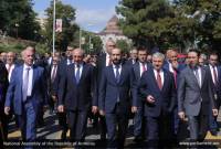 رئيس برلمان أرمينيا آرارات ميرزويان مع وفد يصل إلى ستيباناكيرت ويشترك في احتفالات استقلال آرتساخ