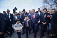 رئيس الوزراء الأرميني باشينيان يزور قرية سيس شخصياً بعد إعمار طريق القرية والإيفاء بالوعد للطفل هايك