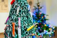 Новогодняя елка из ножей и палок: необычное украшение появилось в аэропорту 
Вильнюса