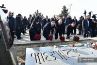 القيادة السياسية والروحية الأرمينية تزور المقبرة العسكرية وتكرم ذكرى الشهداء بمناسبة عيد الجيش 