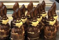 عشية عيد الفصح المجيد شركة ألمانية تصنع أرانب من الشوكولا مع تصميم أقنعة وملابس طبية واقية
