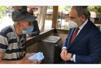 رئيس الوزراءالأرميني نيكول باشينيان يقوم بجولة بشوارع يريفان ويشكر المواطنين لارتداء الأقنعة ويوزع..