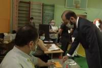 رئيس برلمان أرمينيا آرارات ميرزويان يدلي بصوته في الانتخابات البرلمانية الأرمينية 