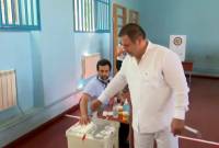 مرشح ورئيس حزب «باركافاج هاياستان» كاكيك تساروكيان يدلي بصوته في الانتخابات البرلمانية الأرمينية