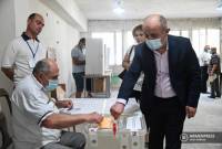 رئيس حزب «أزاتاكان» الجنرال سامفيل بابايان يدلي بصوته في الانتخابات البرلمانية الأرمينية