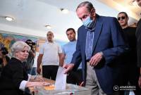 الرئيس الأول لأرمينيا ليفون تير بيتروسيان يدلي صوته في الانتخابات البرلمانية الأرمينية