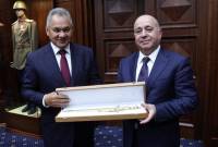 عملية تسليح أرمينيا انطلقت-وزير الدفاع الروسي عند تقديم هدية سيف رمزية لنظيره الأرميني-
