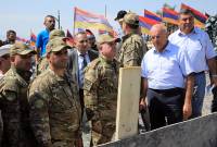 Le ministre arménien de la Défense s’est rendu au cimetière militaire de Yerablour à Erévan