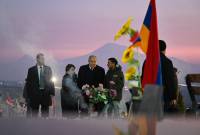 Le Président accompagné de son épouse s’est rendu au cimetière militaire des héros à Yerablour