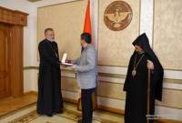 Le président de l’Artsakh a décoré de l’ordre « Mesrop Mashtots » le père Hovhannès 
Hovhannisyan  
