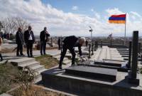 Le Président se rend au panthéon militaire Yérablur à Erévan pour rendre hommage aux héros