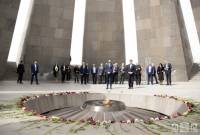 وفد رئيس البرلمان الجورجي يزور نصب تسيتسرناكابيرت بيريفان ويكرّم ذكرى شهداء الإبادة الأرمنية 