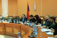 Le ministre arménien de la Défense, M. Papikyan, rencontre des proches de militaires détenus 
en captivité
