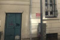 İstanbul'da bir Ermeni okulu üzerinde vandallık izleri