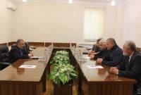 Глава МИД Арцаха провел встречу с руководителями парламентских фракций

