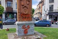 تدنيس نصب خاتشكار-حجر الصليب- التذكاري المخصص لذكرى ضحايا الإبادة الأرمنية ببروكسل مع رموز 
فاشية تركية