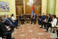 رئيس وزراء أرمينيا نيكول باشينيان يستقبل وفد رئيس مجموعة الصداقة الفرنسية الأرمنية بمجلس 
الشيوخ الفرنسي جيلبرت ديفيناز