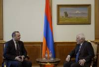 فخامة رئيس جمهورية أرمينيا فاهاكن خاتشاتوريان يعقد اجتماع مع أمين مجلس الأمن الأرميني أرمين 
كريكوريان