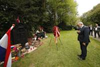 Le Premier ministre dépose une gerbe au khachkar à la mémoire des victimes du génocide 
arménien aux Pays-Bas