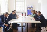 Le ministre arménien des Affaires étrangères rencontre son homologue tchèque à Turin, en 
Italie