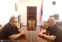 Artur Tovmasián y el jefe de la sede de operaciones de Artsaj en Armenia analizaron temas 
vinculados con los desplazados