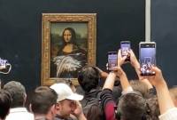 Посетитель Лувра измазал тортом картину "Мона Лиза"

