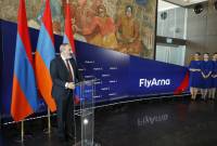 Pashinián en el lanzamiento de “Fly Arna”, la nueva línea de bandera armenia
