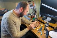 Արվեստագետ Աշոտ Հակոբյանը հուշանվերներ է պատրաստում Գյումրու դռների ու դարպասների տեսքով