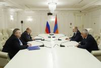 Los primeros ministros de Armenia y Rusia trataron temas de transporte y comunicaciones 
regionales