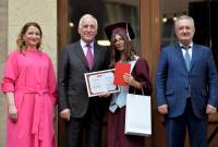 Le Président a participé à la cérémonie de remise des diplômes aux diplômés de l'UEEA 