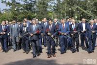 Hakob Arşakyan’ın başkanlığındaki heyet, Krasnoyarsk'taki Zafer Anıtı'nda saygı duruşunda 
bulundu