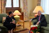 Vahagn Jachaturián y la embajadora Louyot valoraron el continuo desarrollo de las relaciones 
entre Armenia y Francia
