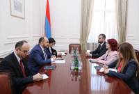 Руководитель аппарата премьер-министра Араик Арутюнян принял новоназначенного 
посла Сирии в Армении Нору Арисян
