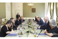 وزير خارجية أرمينيا آرارات ميرزويان يثير قضية أسرى الحرب الأرمن بأذربيجان بلقاء رئيس مجلس الشيوخ 
التشيكي ميلوش فيسنتريل