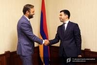 
Le chef de la commission des recettes de l'État arménien rencontre le directeur du bureau de la 
BERD à Erevan

