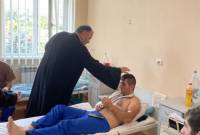 El Primado de Artsaj visitó a los soldados heridos en el hospital central de Stepanakert