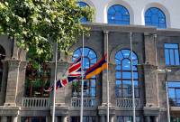 Le drapeau britannique est mis en berne à l'ambassade d'Erevan en mémoire des victimes de 
l'explosion de Sourmalou 
