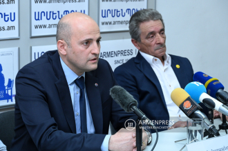 Conferencia de prensa del presidente de la Federación de 
Sambo de Armenia, Mikael Hayrapetyan y el entrenador del 
equipo nacional masculino de sambo de Armenia, Vovic 
Khojayan
